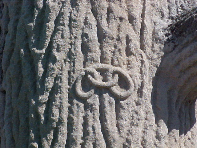 Close up of the chain on the monument - It is a symbol of the Independent Order of Odd Fellows, a fraternal organization. Stands for Friendship, Love, and Truth.